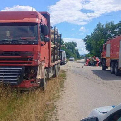 Coliziune VIOLENTĂ între un camion cu lemne și o mașină, iar victima…