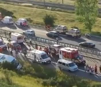 Alertă maximă pe șosele. Plan Roșu activat după ce un microbuz cu pasageri s-a răsturnat în afara drumului