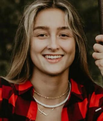 O tânără a murit după ce a fost lovită de un bolovan în trafic. Gestul făcut de cei trei adolescenți după tragedie este greu de crezut