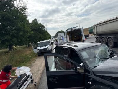 Zi de coșmar pe șosele. Mai multe persoane au ajuns de urgență la spital după impacturi violente între mai multe vehicule