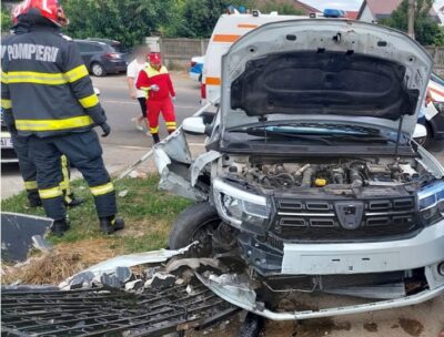 Un autoturism a lovit gardul unei proprietăți în Bradu. O persoană a avut nevoie de îngrijiri medicale
