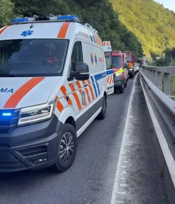 Un bărbat de 71 de ani și-a pierdut viața după ce un bolovan s-a prăbușit peste un autoturism aflat în mers, în județul Sibiu