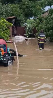 Mobilizare de urgență în Prahova. Pompierii scot apa din casele inundate. Este cod roșu și a fost emis RO-Alert