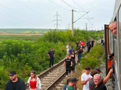 Doi bărbați și-au pierdut viața după ce mașina în care se aflau a fost acroșată de un tren în județul Iași