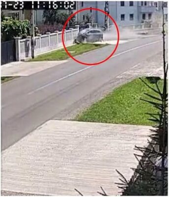 Accident rutier grav la Suceava. O familie cu trei copii minori a ajuns la spital după ce mașina s-a izbit de un gard