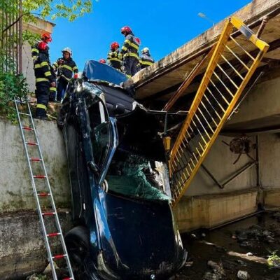 Două persoane au ajuns la spital în urma unui accident rutier grav în Baia Sprie! O mașină a părăsit partea carosabilă și a căzut în râu
