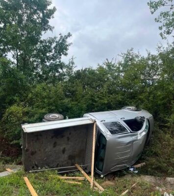 Accident mortal în Cluj. O autoutilitară s-a răsturnat pe un drum județean după ce șoferul a pierdut controlul direcției