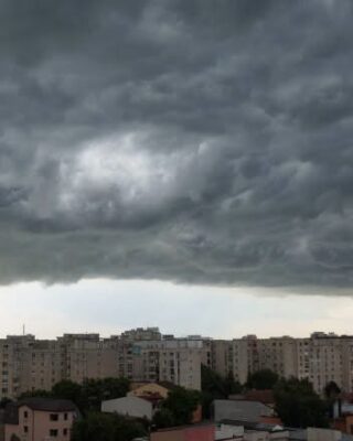 ANM a emis un cod galben și un cod portocaliu de instabilitate atmosferică. Județele în care sunt așteptate ploi torențiale și vijelii