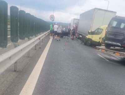 Accident grav în Timiș. Două mașini, un autocamion şi o autoplatformă care transportă trei autoturisme s-au ciocnit violent