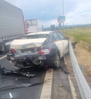 Accident cu patru vehicule pe autostrada A1. O femeie a rămas încarcerată, iar traficul spre Deva a fost blocat