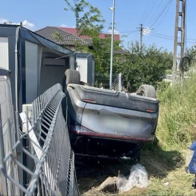 Mașină răsturnată pe plafon în județul Argeș, după un impact puternic cu un alt autoturism. Au intervenit pompierii
