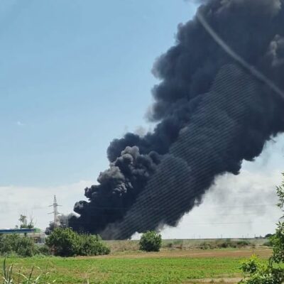 Incendiu violent pe DN2A, la ieșire din Hârșova. Cisternă cu benzină în flăcări după impactul cu un buldoexcavator