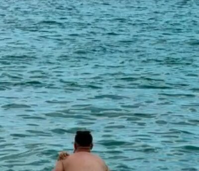Scene fierbinți în mare! Ce au făcut doi tineri pe litoral, sub privirile turiștilor: Imaginile au făcut furori