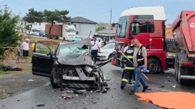 Accident mortal pe DN 38. O șoferiță a murit și un bărbat a fost rănit în urma coliziunii dintre o mașină și un autotren