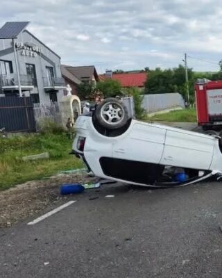 Accident grav în Neamț. O mașină s-a răsturnat pe carosabil și două persoane au fost rănite