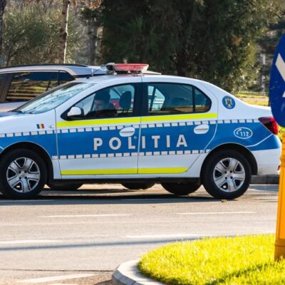 Scandal în plină stradă, în Timiș! Un bătrân în vârstă de 70 de ani, fiul acestuia și un șofer, bătuți de doi tineri