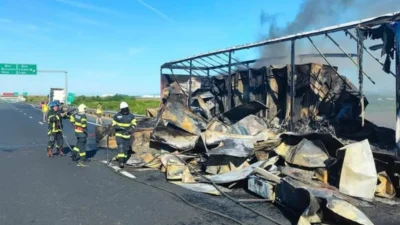 Incendiu violent la un autotren pe autostrada A1. Pompierii, mobilizați urgent