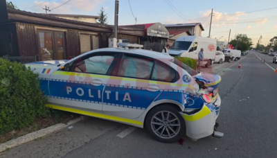 Mașină de poliție aflată în misiune, lovită de un autocar în Constanța. Doi agenți au fost răniți