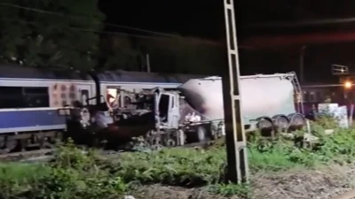 Accident feroviar grav. Un tren cu 200 de pasageri a intrat într-o cisternă încărcată cu ciment. Incendiu după coliziune