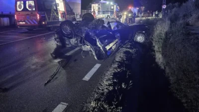 Accident grav în Suceava. Un tânăr de 20 de ani a ajuns la spital, după ce a intrat cu mașina într-un cap de pod
