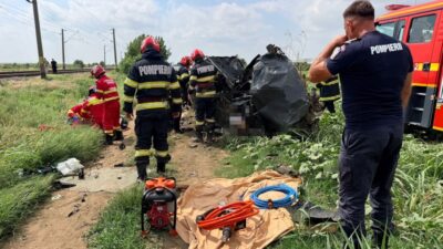 Două femei au murit și doi copii sunt răniți în Ialomița, după ce mașina în care se aflau a fost spulberată de tren. Unul dintre minori a fost scos inconştient dintre fiarele contorsionate