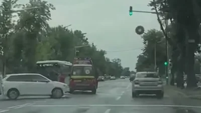 Ambulanță SMURD, implicată într-un accident în Focșani, în timp ce mergea la o intervenție. Trei persoane au ajuns la spital
