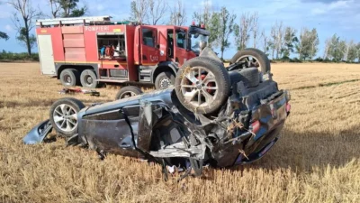 Accident grav în Giurgiu! Un autoturism s-a răsturnat pe câmp după impactul cu un autotren. Două persoane au fost rănite
