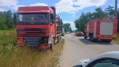 Accident rutier în Argeș! O persoană a avut nevoie de îngrijiri medicale în urma impactului dintre o mașină și un autocamion