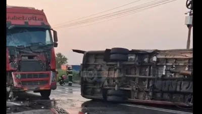 Accident grav la ieșirea din Galați. Un microbuz a luat foc după ce s-a ciocnit cu un TIR. Două persoane au fost rănite