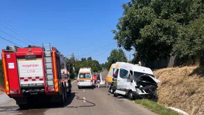 Accident între un autoturism și un microbuz în Botoșani. Zece persoane au fost evaluate de medici