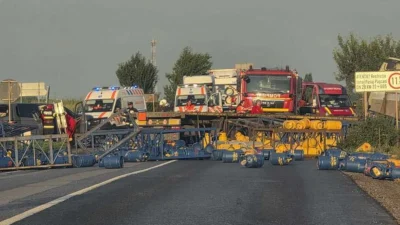 Accident rutier în Neamț, după ce un autoturism și un autotren încărcat cu butelii s-au ciocnit! Șase persoane, printre care și trei copii, au fost răniți