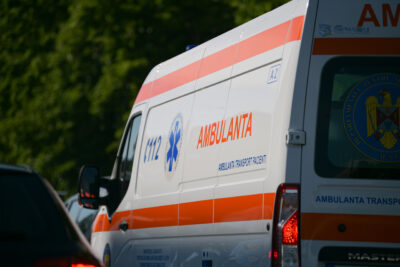 Copil de un an și două luni, acroșat de o mașină în Galați. Medicii au încercat peste o oră să îi salveze viața