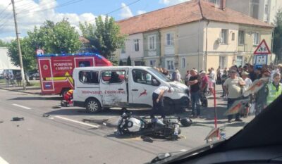 Un tânăr de 20 de ani s-a stins din viață după ce motocicleta pe care se afla s-a izbit violent de o mașină . Fratele său geamăn se află în stare gravă