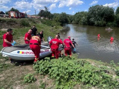 Doi copii au căzut în râul Mureș. Misiune contra cronometru pe apă, dar cu final tragic