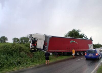 Un TIR s-a răsturnat într-un șanț după ce șoferul ar fi fost înțepat de o albină, în localitatea Ostrov