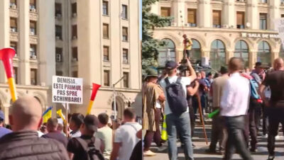 Îmbrânceli între jandarmi și protestatarii din Piața Presei Libere! Ce drepturi cer fermierii: „Noi aducem plus valoare în România”