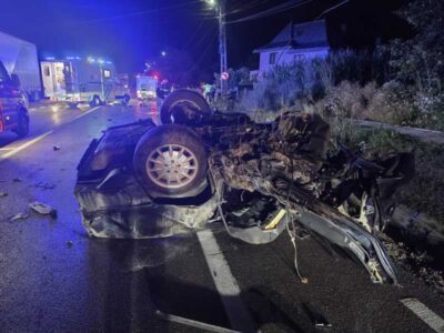 Un tânăr de 20 de ani a ajuns la spital după ce s-a izbit cu mașina într-un cap de pod, pe E85, în Suceava