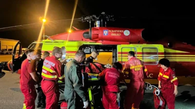 Miruna, o tânără de 18 ani, este ținută în viață de un plămân artificial după o infecție misterioasă. Medicii încearcă să afle ce bacterie i-a pus viața în pericol