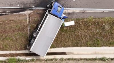 Accident grav pe A7, între un TIR și un autoturism. Patru persoane, printre care un copil, au ajuns la spital
