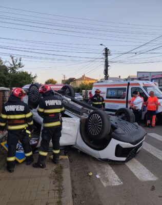 Șapte persoane au ajuns la spital după ce două mașini s-au ciocnit violent în Botoșani! Unul dintre autoturisme s-a răsturnat
