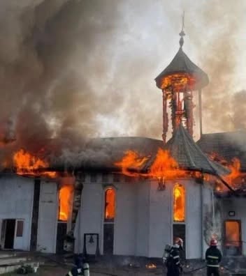 Incendiu devastator la Mănăstirea Bisericani. Un bărbat a murit ars de viu în chiliile mistuite de flăcări