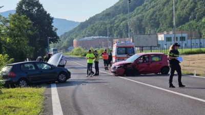 Accident pe DN7, în Vâlcea. Un șofer de 22 de ani a ajuns la spital după ce a intrat pe contrasens
