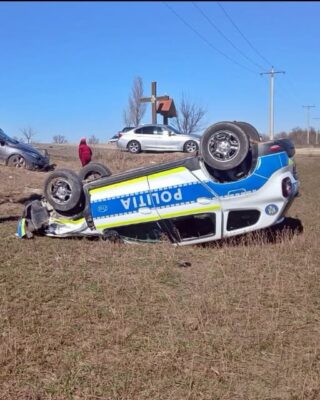 Autospecială de poliție, răsturnată după un accident pe DN2-E85. Un elev aflat în practică a fost rănit