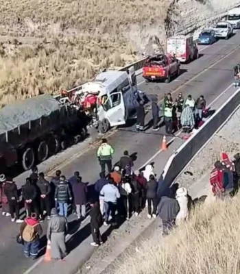 Tragism în Peru. Treisprezece morți după ce un microbuz a intrat în plin într-o semiremorcă parcată
