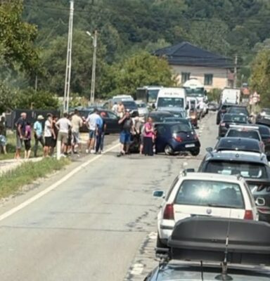 Accident pe DN67, în localitatea Mihăești. Un adult și doi minori se aflau în mașinile implicate