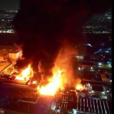 Incendiu uriaș la o uzină chimică din Chile. Explozii și flăcări de peste 15 metri, pompierii luptă cu focul