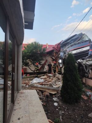 TIR scăpat de sub control în Vaslui. A intrat în două gospodării și a avariat o casă și două mașini