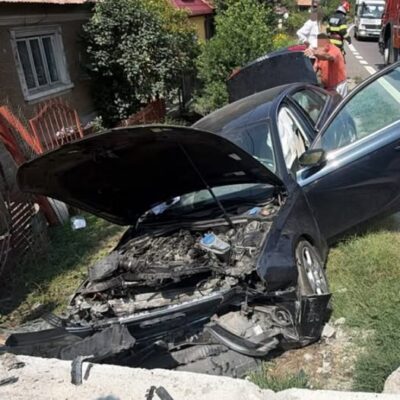 Două persoane au avut nevoie de îngrijiri medicale după ce un autoturism a ieșit de pe șosea și a lovit un cap de pod pe DN7