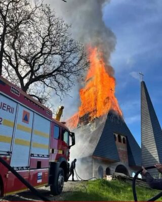 Incendiu violent la biserica de lemn din Șurdești. Monumentul UNESCO din Maramureș a fost cuprins de flăcări în timpul unor lucrări