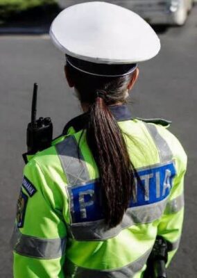 Polițistă din Vâlcea, cercetată disciplinar după ce a fost filmată în timp ce ștergea geamurile instituției